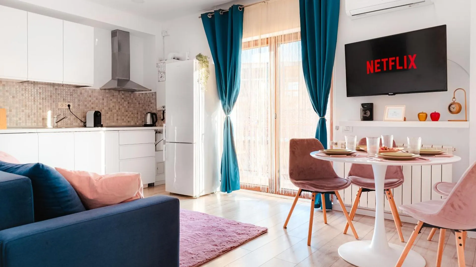 Downtown Apartment Boutique - Blue & Pink 부쿠레슈티